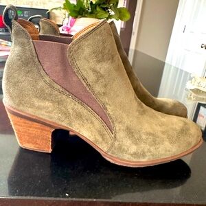Comfortiva Green Booties- size 9W